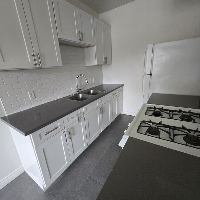 Building Photo - 833 N Formosa Ave