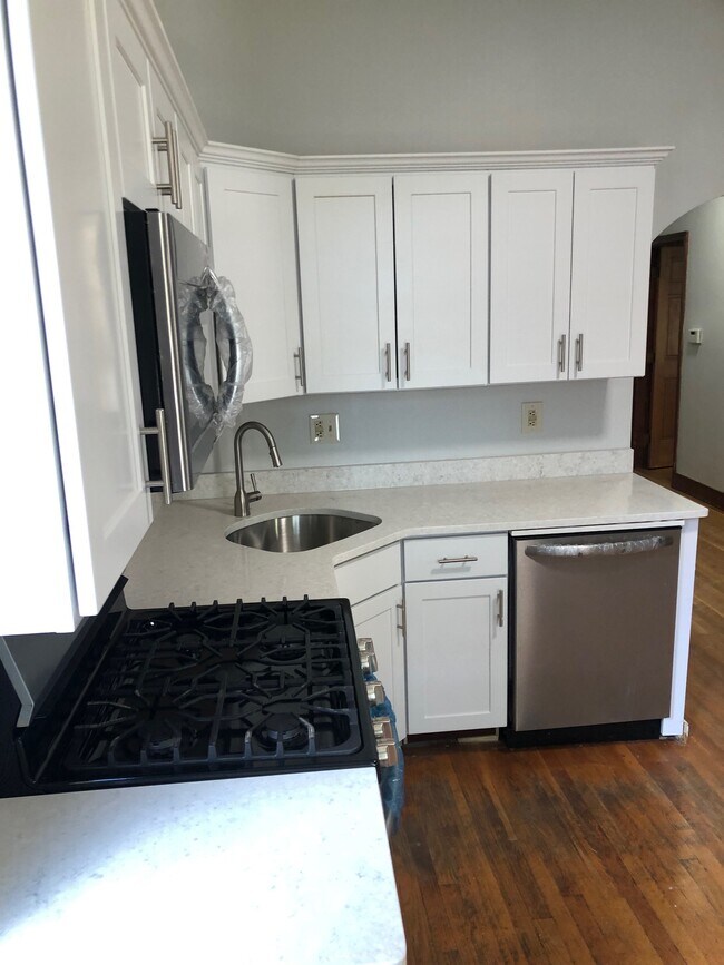 Building Photo - 336 Centre St