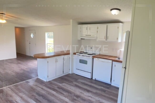 Building Photo - 3 Bedroom 2 Bath Mobile Home in Semmes!