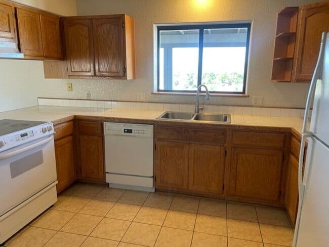 Building Photo - 3 Bed 3 bath Home with a lot of space 2 se...