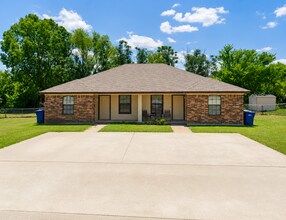 Building Photo - 315 Janelle Dr