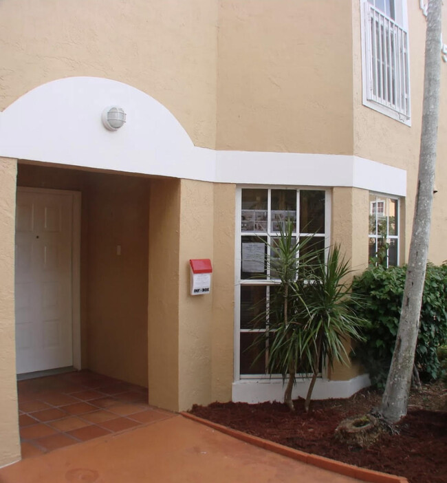 Apartamento frontal vista - 14245 SW 57th Ln