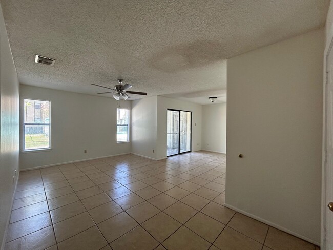 Foto del edificio - 100 Hillside Rd