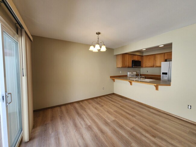 Foto del edificio - Beautiful 2 bed 2.5 bath Townhome Monroe $2595/mo
