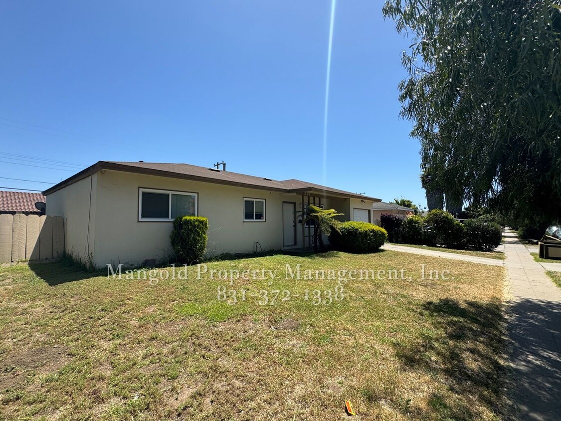 Building Photo - Three Bedroom House with Garage Located in...