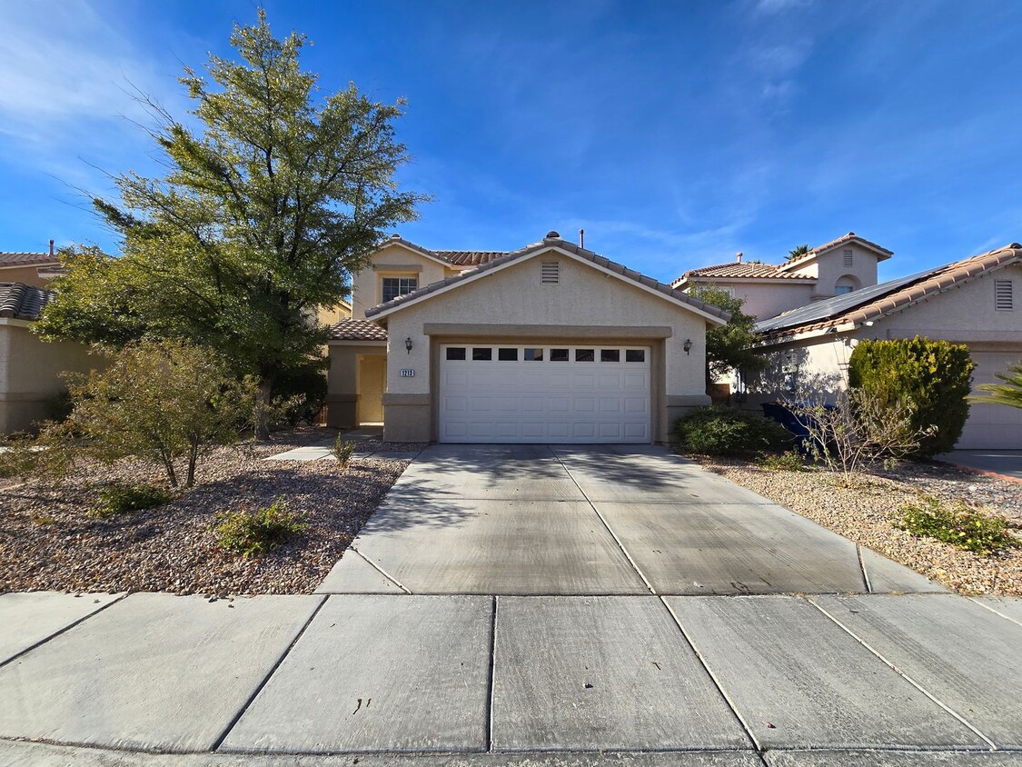 Foto principal - 3 Bedroom Home in Summerlin North Close to...