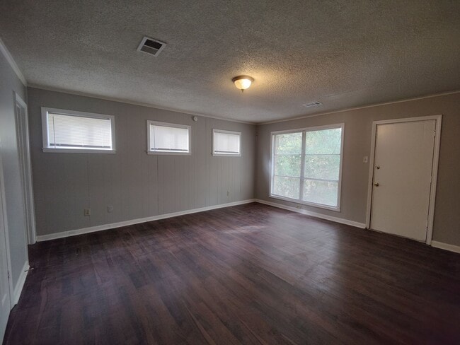 Building Photo - 3 Bed / 1 Bath Home for Rent