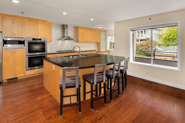 Building Photo - 3 bedroom townhome in perfect location in ...