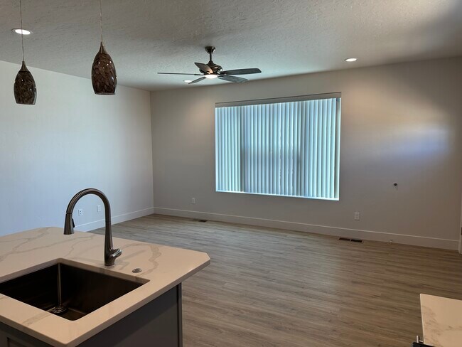 Foto del edificio - 3695 N Maple Grove Rd