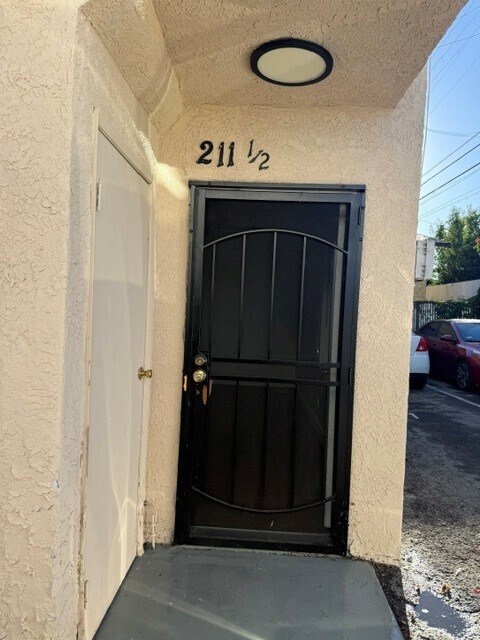 Foto del edificio - 211 1/2 W 88th Pl
