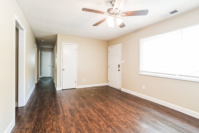 Building Photo - 427 Huntsmoor Dr