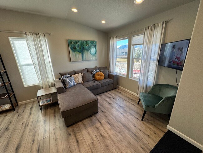 Foto del edificio - Charming 2-Bedroom, 3-Bathroom Townhome wi...