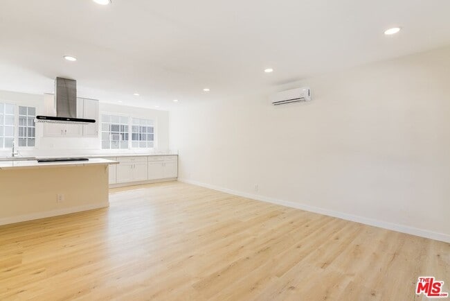 Building Photo - 835 S Sherbourne Dr