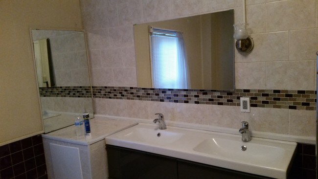 Baño de arriba - 19 Walnut St