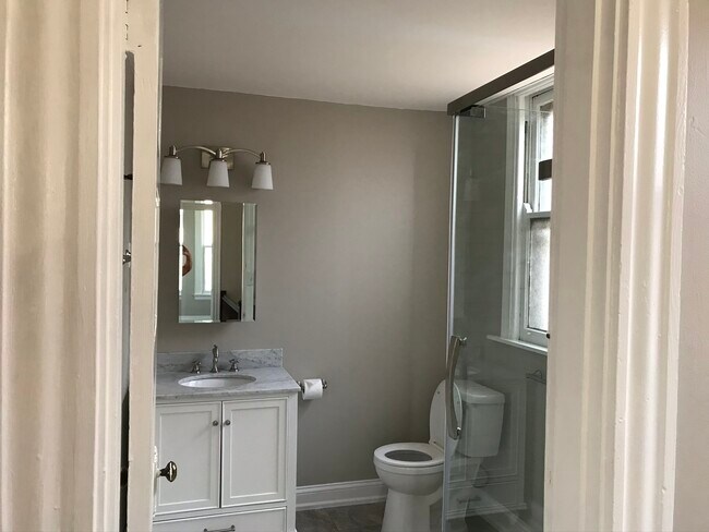 Baño. - 2221 Oakland Ave