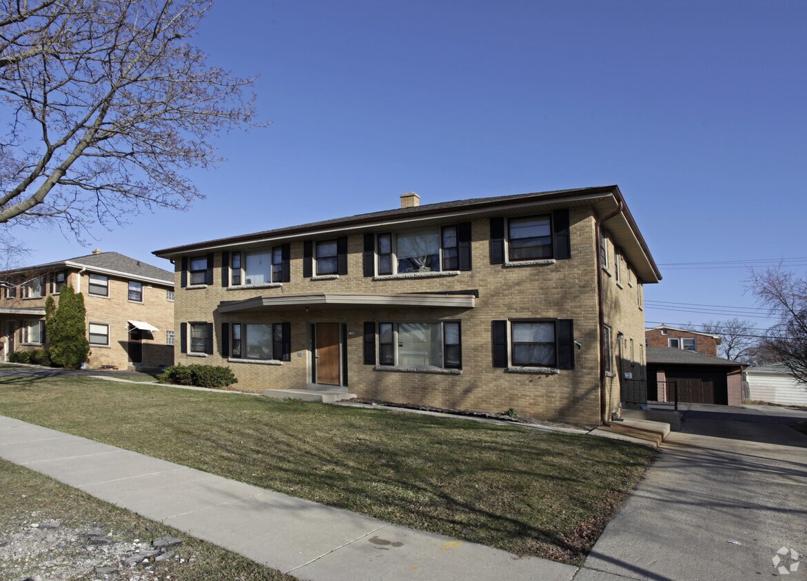 7708 W Howard Ave, Milwaukee, WI 53220 Apartments in Milwaukee, WI