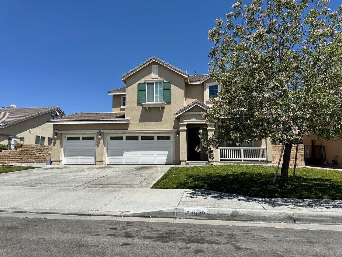 Building Photo - Gorgeous Westside 5 + 3 With Solar - $3600