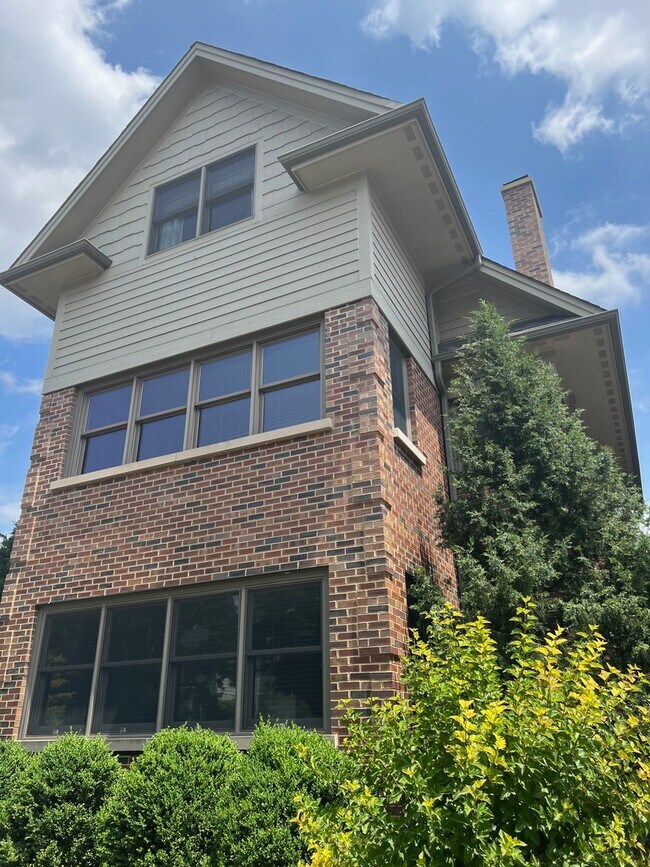 Building Photo - 23 7th Ave