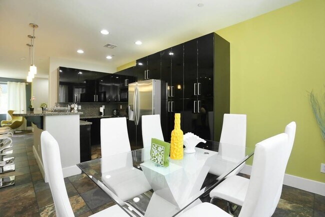 Foto del edificio - LUXURY 3BD/2.5BA TOWNHOUSE! FURNISHED!