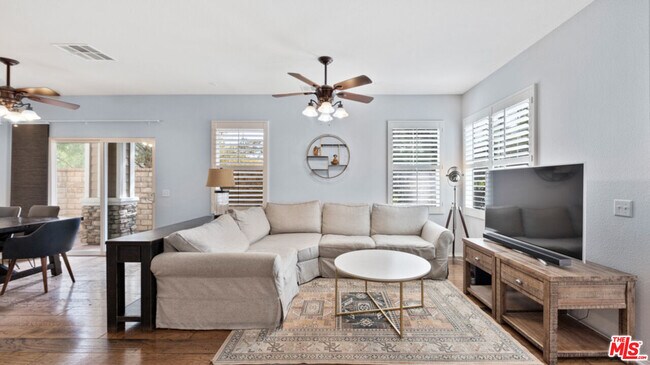 Foto del edificio - 24040 Whitewater Dr
