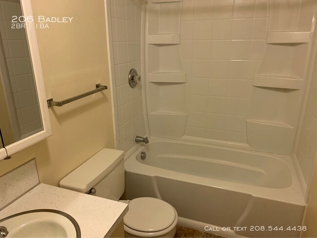 Building Photo - 206 E Badley Ave