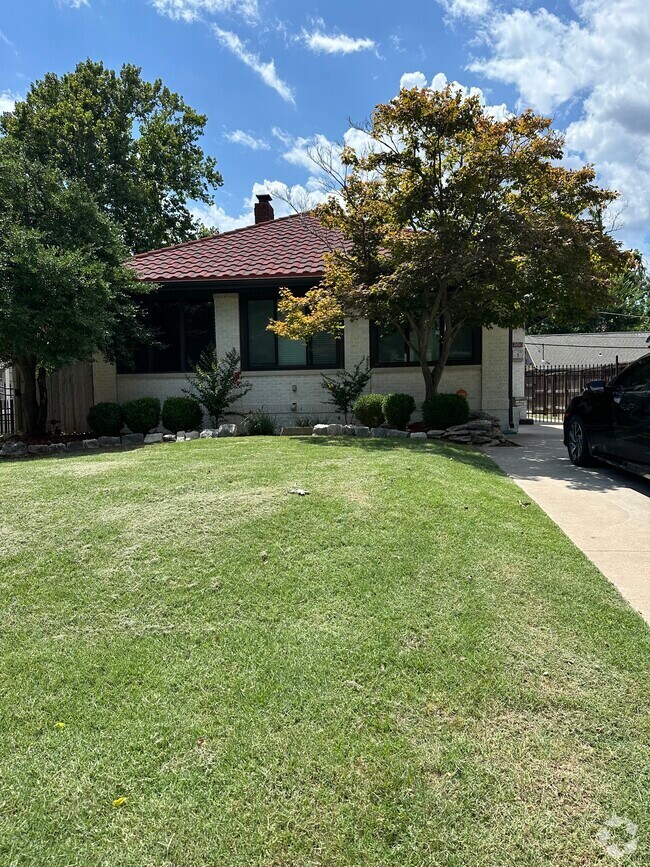 Maple Ridge Historic District Apartments for Rent with Washer & Dryer