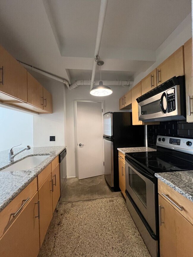 Building Photo - Amazing condo in historic Bennie Dillon Bu...