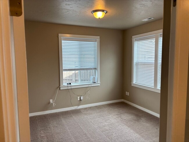 Foto del edificio - Redmond Home with Large Fenced Yard and Covered Patio