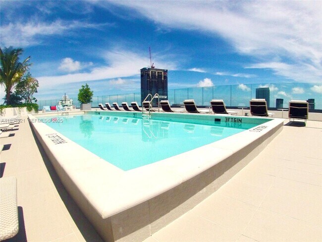 Foto del edificio - 45 SW 9th St