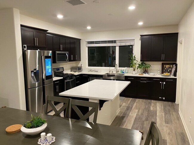 Foto del edificio - 8004 Cherry Ln