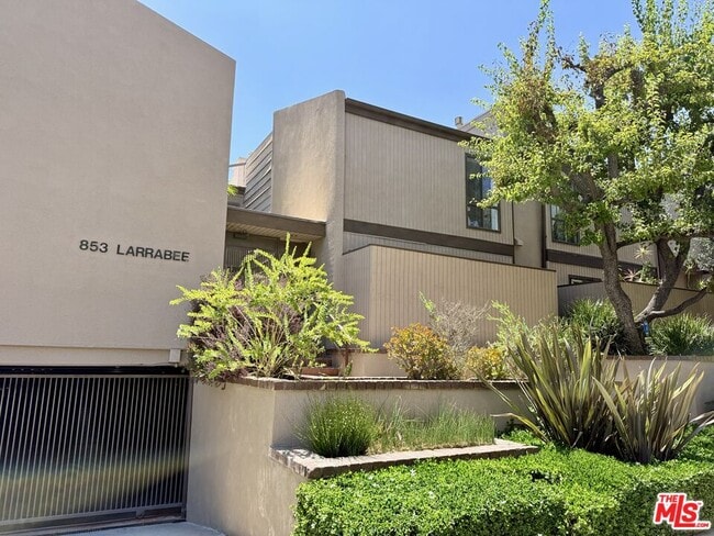 Building Photo - 853 Larrabee St