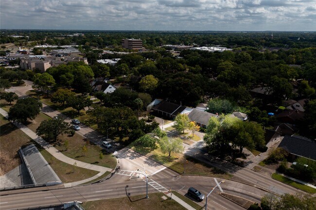 Foto del edificio - 6119 S Braeswood Blvd