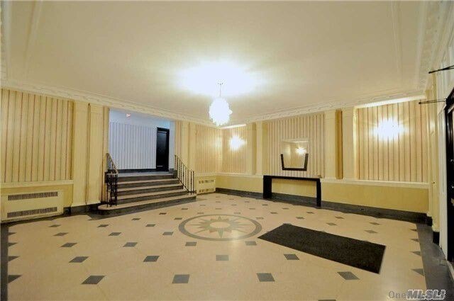 Foto del edificio - 96-11 65th Rd