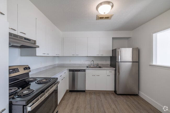Interior Photo - Carlyle Tower Apartments - Southfield, MI