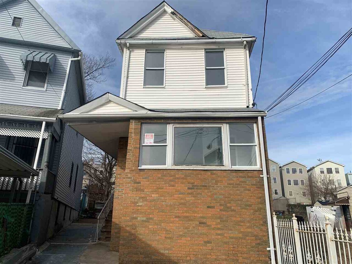 167 Randolph Ave, Jersey City, NJ 07305 House Rental in Jersey City