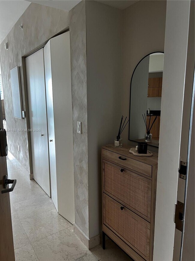 Foto del edificio - 350 S Miami Ave