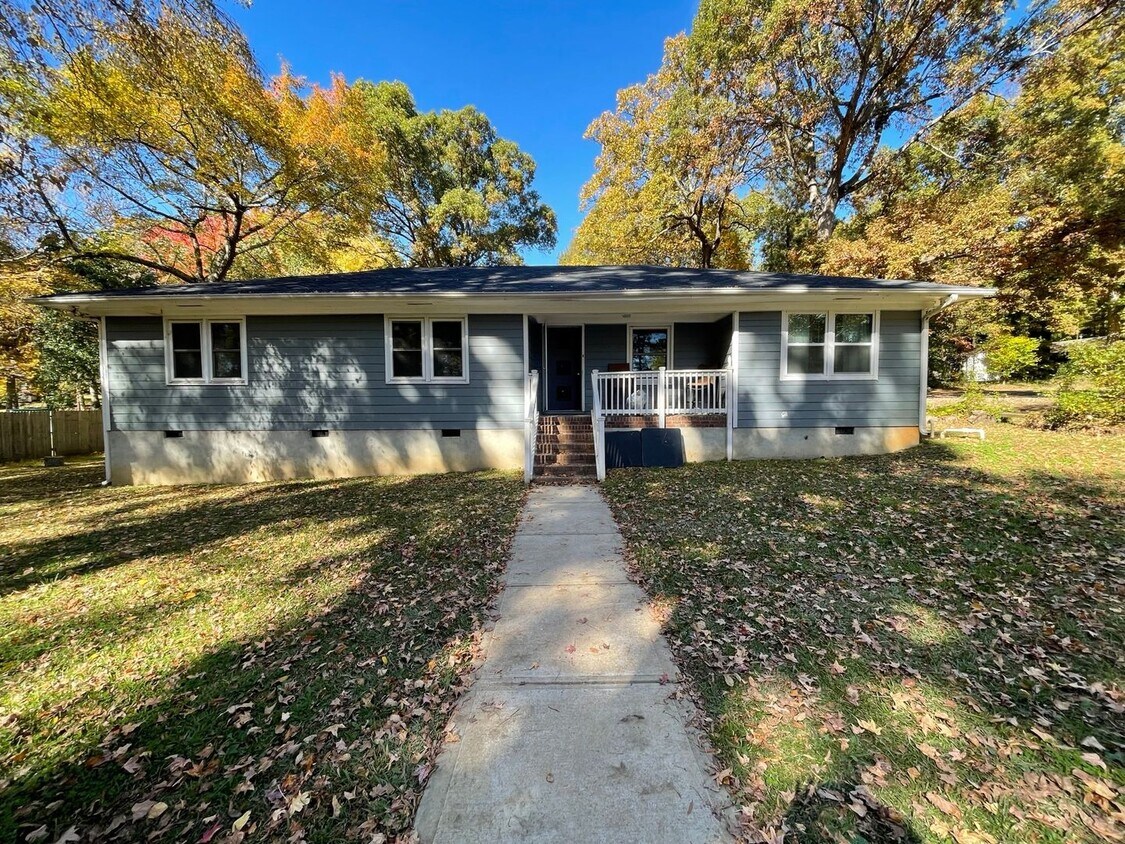 Primary Photo - Royal Oaks 4-Bedroom Home on Expansive ½-A...