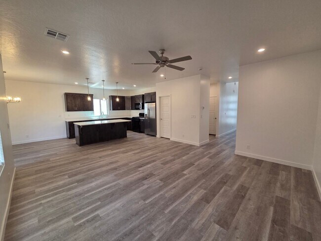 Building Photo - 1471 E White Desert Dr