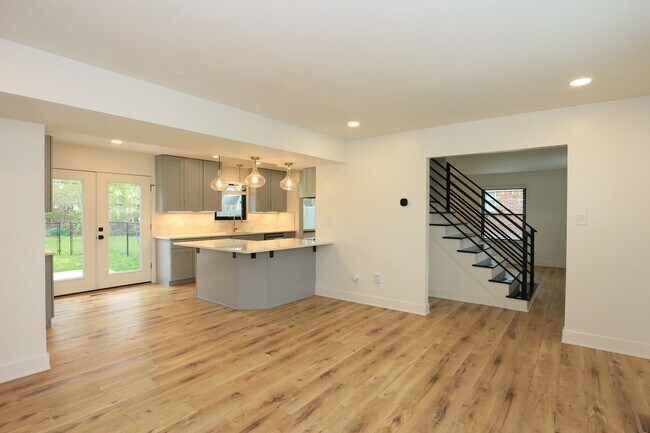 Building Photo - Beautifully Renovated Carmel Home!