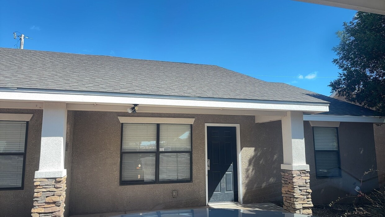 Primary Photo - 808 W 18th - 2BED,2BATH