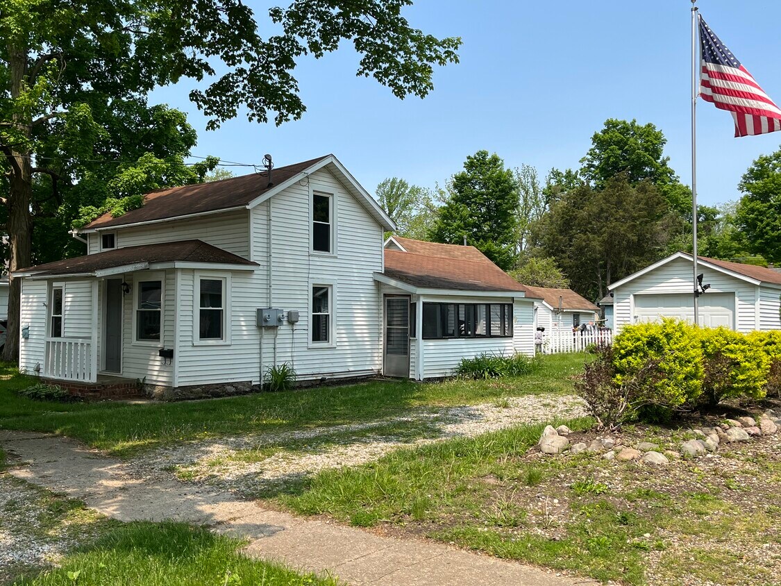 Primary Photo - 212 W Maple St