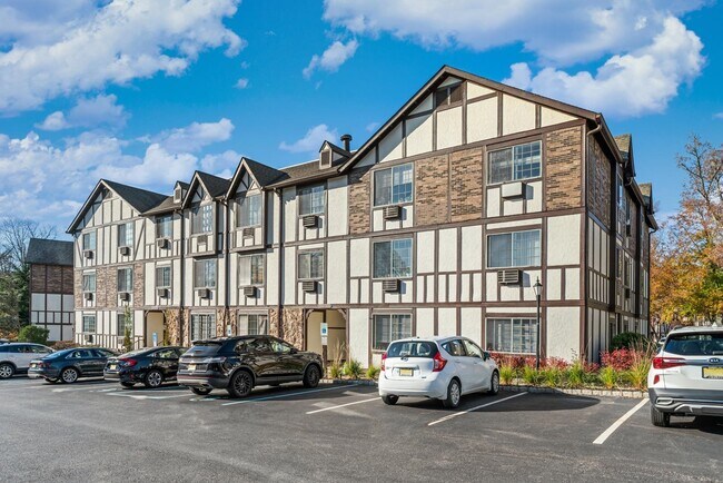 Building Photo - 2101 Hawthorne Ln