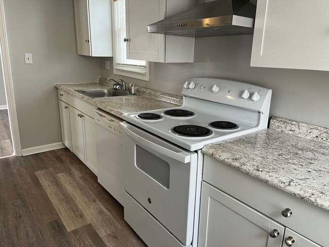 Building Photo - Newly renovated 3bed, 1bath Single Family ...