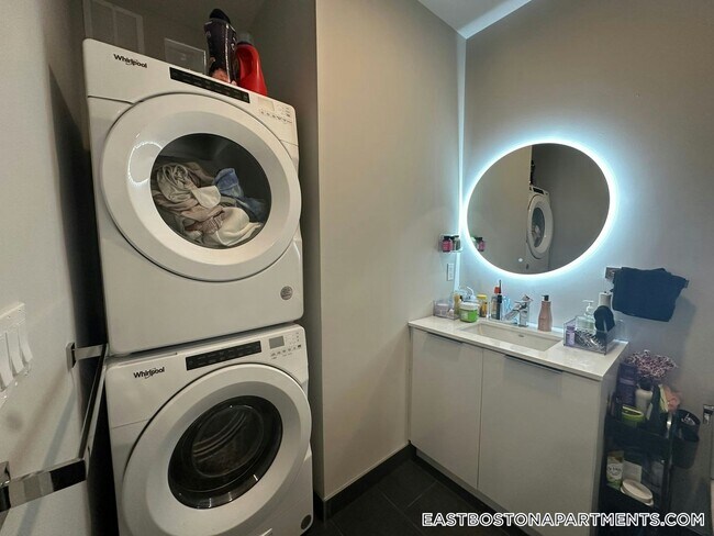 Building Photo - 656 Saratoga St