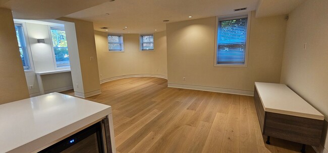 Building Photo - Luxurious 2 Bed 2 Bath Garden Level Condo ...