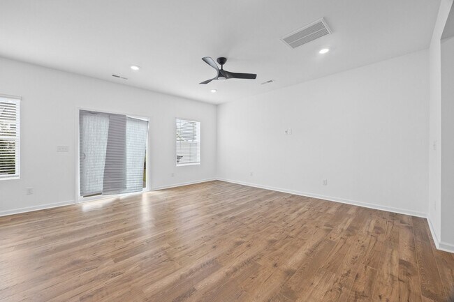 Foto del edificio - Stunning 3-bed, 2.5 bath townhome in Penley Place of Clover!