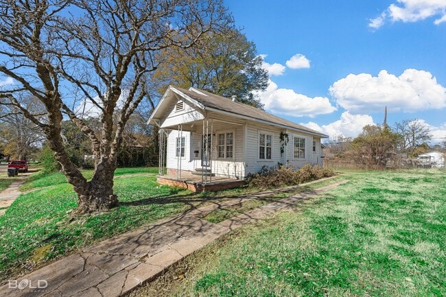 Foto del edificio - Check This Charming 1 Bed 1 Bath Out!