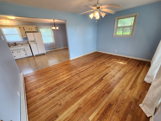 Building Photo - Quiet Country 3BR Ranch with 3.8acres betw...