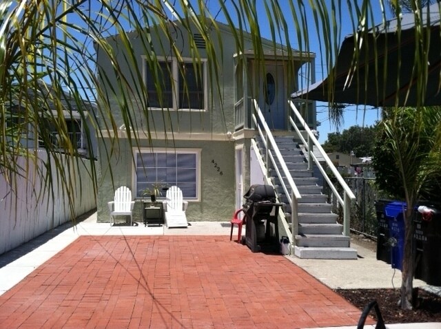 Vista del dúplex (unidad B en la planta superior) - 4226 Wilson Ave