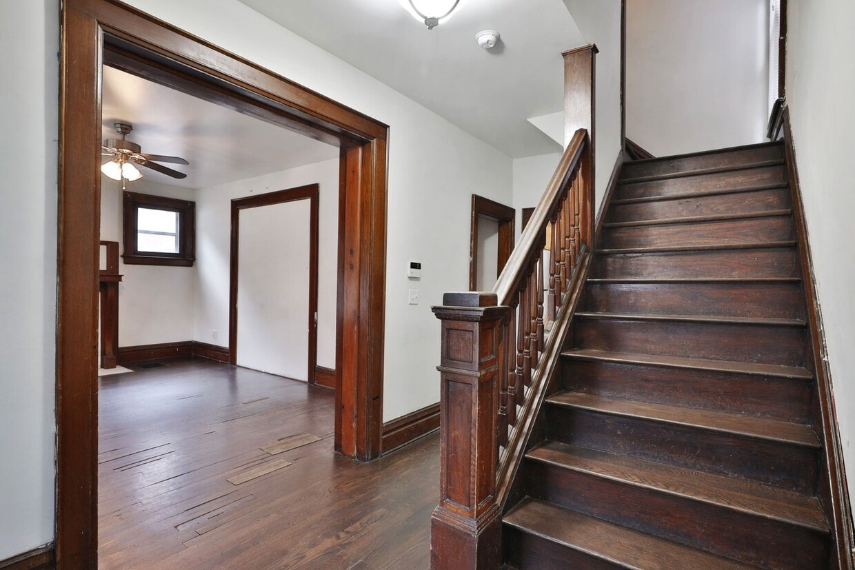 Primary Photo - Great CENTRAL Location 5 Bedroom House - V...
